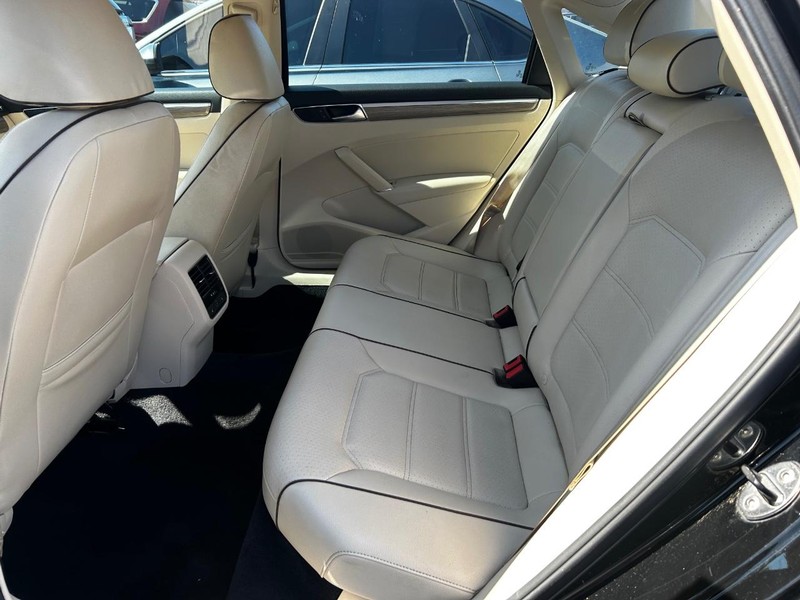 Volkswagen Passat Vehicle Full-screen Gallery Image 8