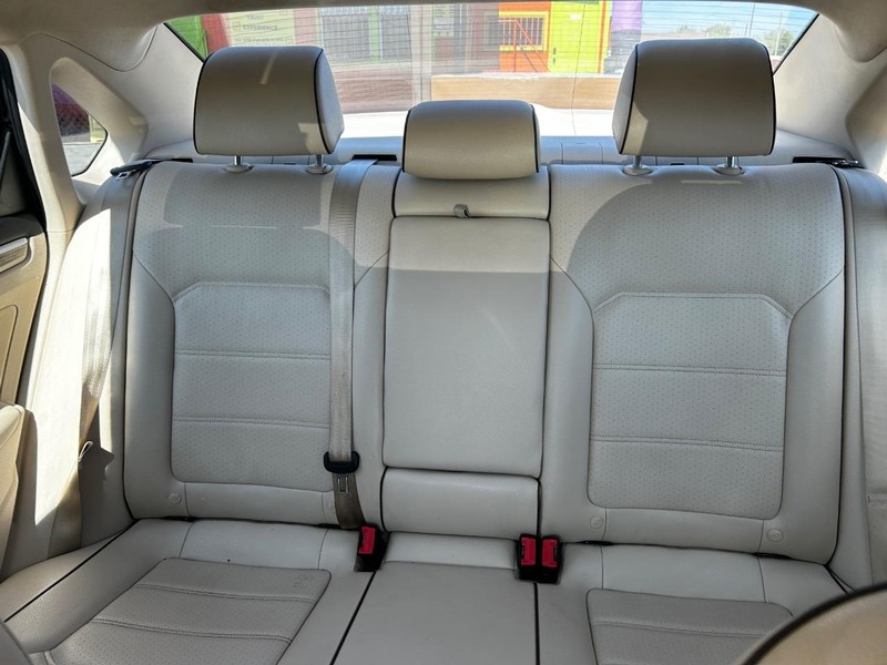 Volkswagen Passat Vehicle Full-screen Gallery Image 9