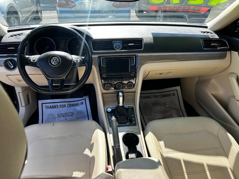 Volkswagen Passat Vehicle Full-screen Gallery Image 10