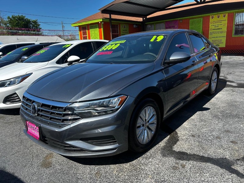 Volkswagen Jetta Vehicle Full-screen Gallery Image 2