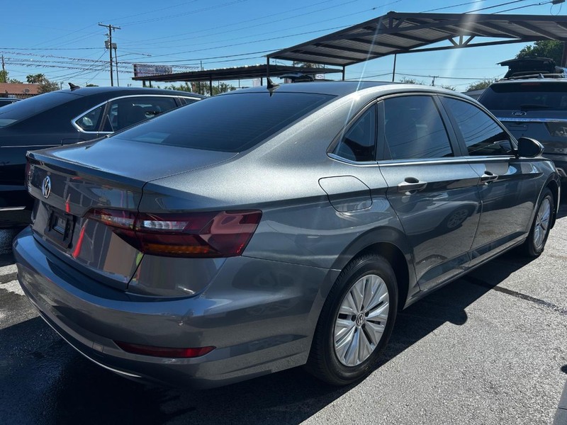 Volkswagen Jetta Vehicle Full-screen Gallery Image 3