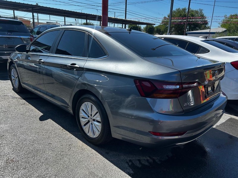 Volkswagen Jetta Vehicle Full-screen Gallery Image 4