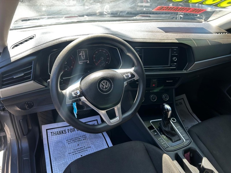 Volkswagen Jetta Vehicle Full-screen Gallery Image 5