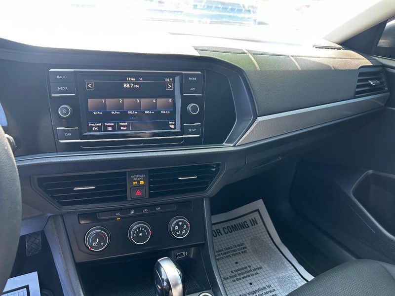 Volkswagen Jetta Vehicle Full-screen Gallery Image 6