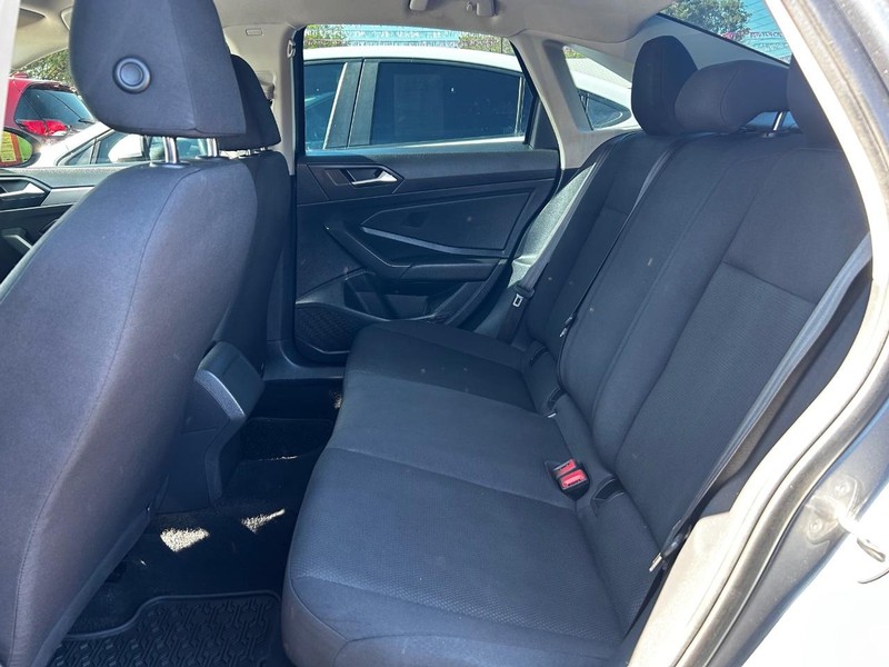 Volkswagen Jetta Vehicle Full-screen Gallery Image 8