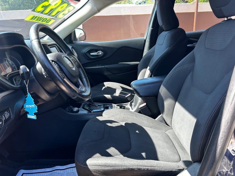 Jeep Cherokee Vehicle Full-screen Gallery Image 6