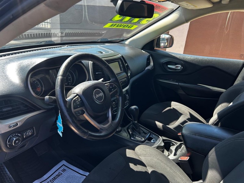 Jeep Cherokee Vehicle Full-screen Gallery Image 7