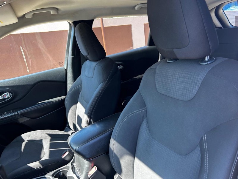 Jeep Cherokee Vehicle Full-screen Gallery Image 8