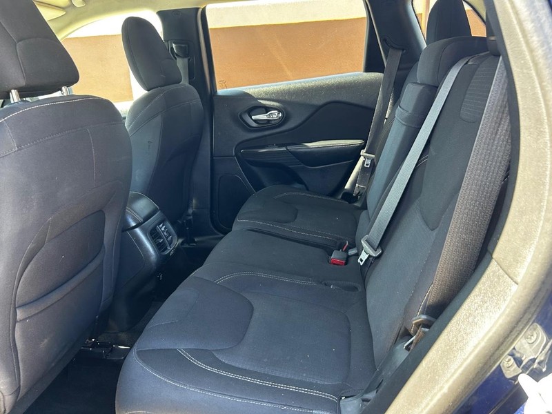 Jeep Cherokee Vehicle Full-screen Gallery Image 9