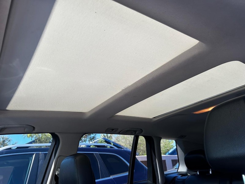 Mercedes-Benz GLK-Class Vehicle Full-screen Gallery Image 8