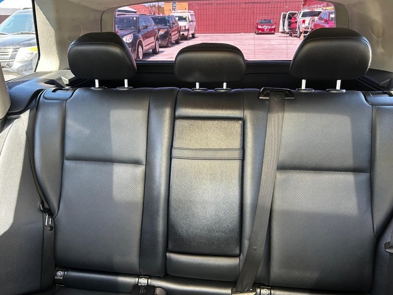 Mercedes-Benz GLK-Class Vehicle Full-screen Gallery Image 10