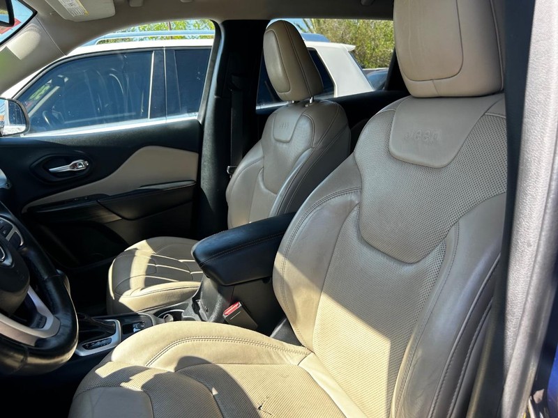 Jeep Cherokee Vehicle Full-screen Gallery Image 5