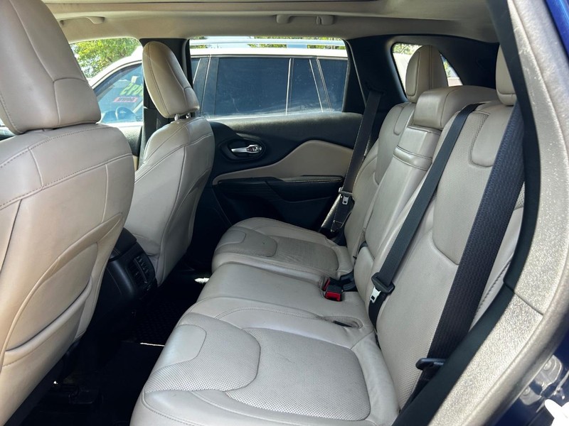 Jeep Cherokee Vehicle Full-screen Gallery Image 9