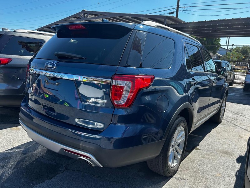 Ford Explorer Vehicle Full-screen Gallery Image 3