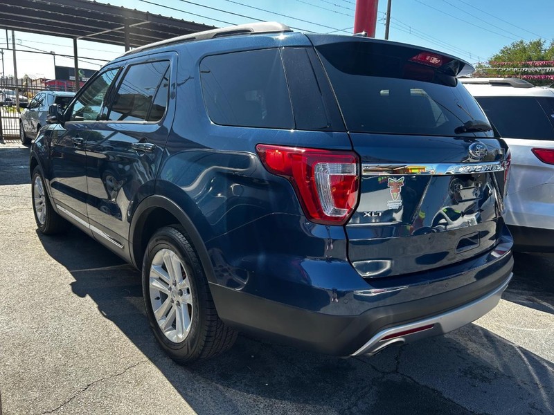 Ford Explorer Vehicle Full-screen Gallery Image 4