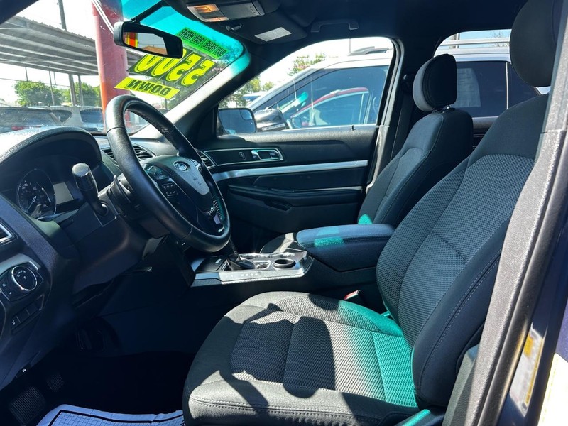 Ford Explorer Vehicle Full-screen Gallery Image 5