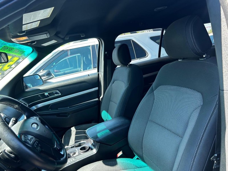 Ford Explorer Vehicle Full-screen Gallery Image 6