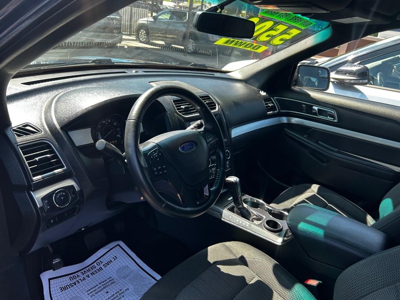 Ford Explorer Vehicle Full-screen Gallery Image 7