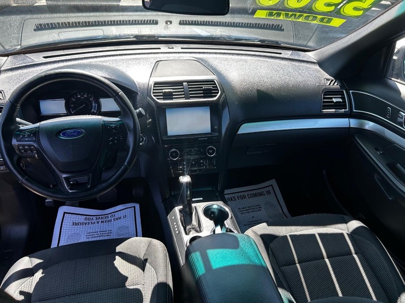 Ford Explorer Vehicle Full-screen Gallery Image 8