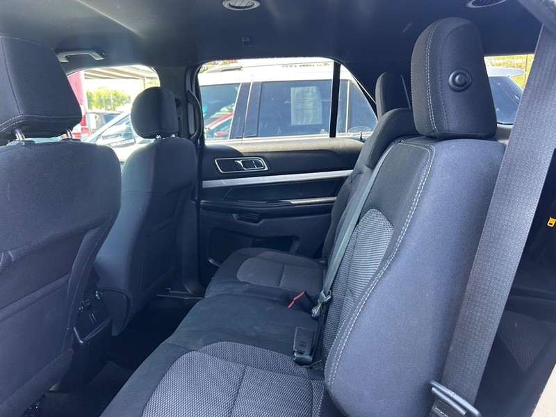 Ford Explorer Vehicle Full-screen Gallery Image 10