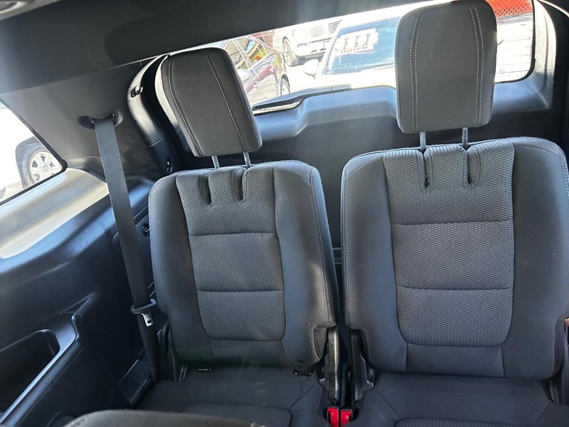 Ford Explorer Vehicle Full-screen Gallery Image 11