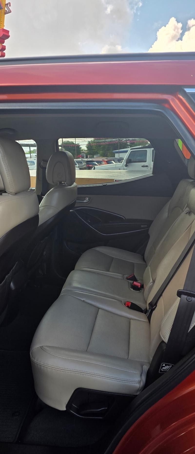 Hyundai Santa Fe Sport Vehicle Full-screen Gallery Image 7