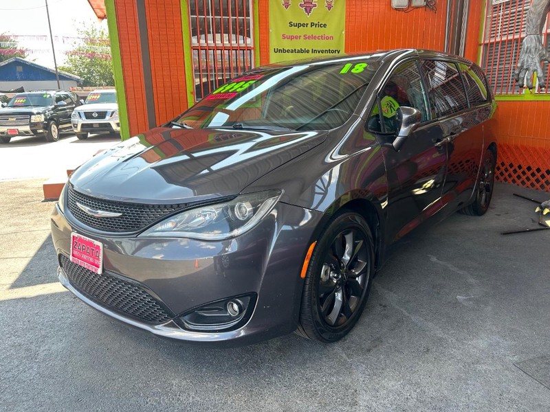 Chrysler Pacifica Vehicle Full-screen Gallery Image 2