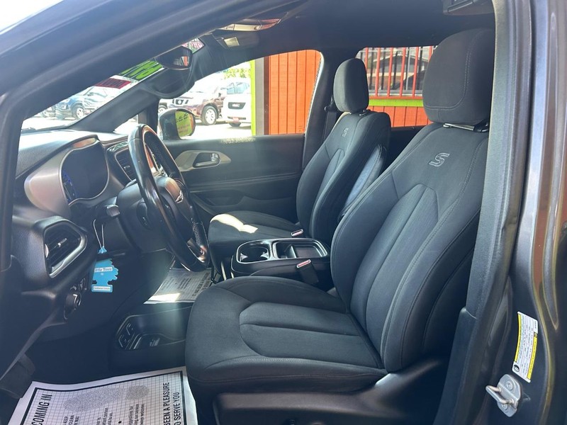 Chrysler Pacifica Vehicle Full-screen Gallery Image 3