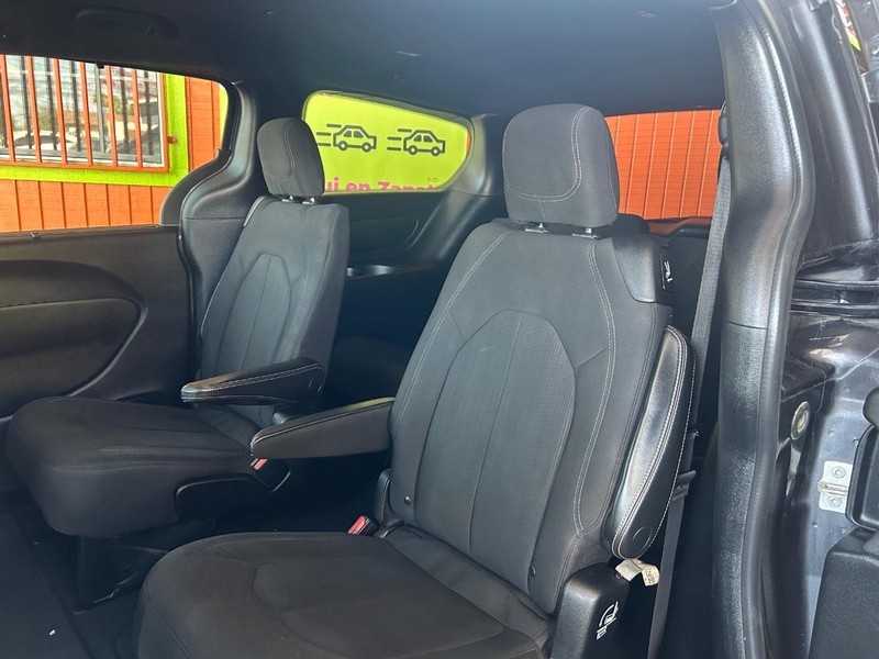 Chrysler Pacifica Vehicle Full-screen Gallery Image 4