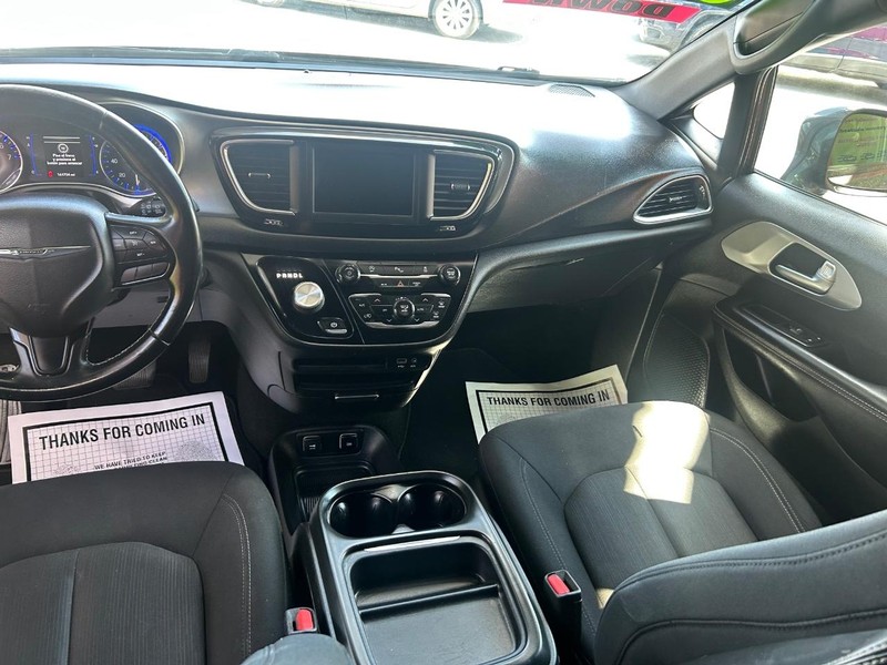 Chrysler Pacifica Vehicle Full-screen Gallery Image 5