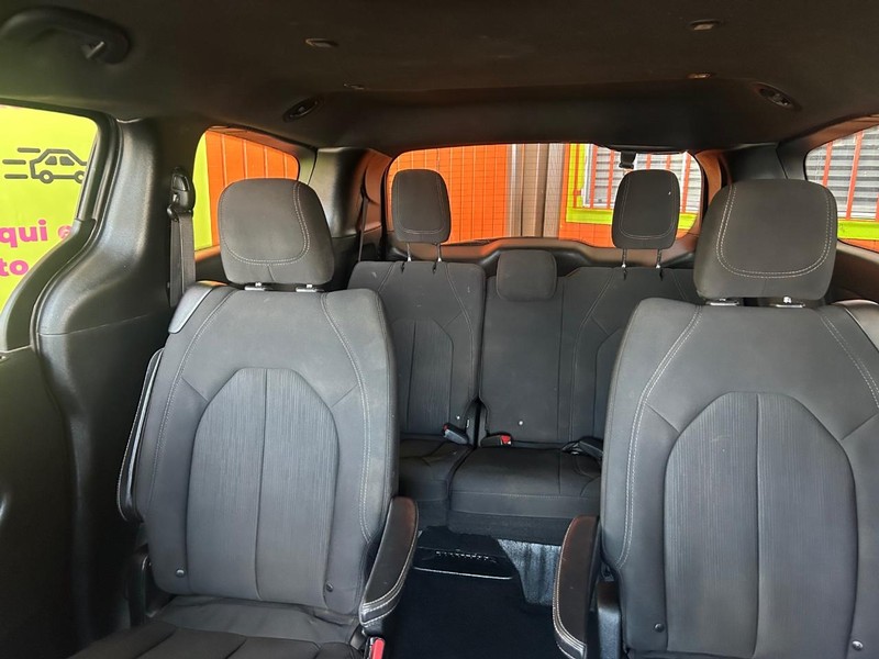 Chrysler Pacifica Vehicle Full-screen Gallery Image 6