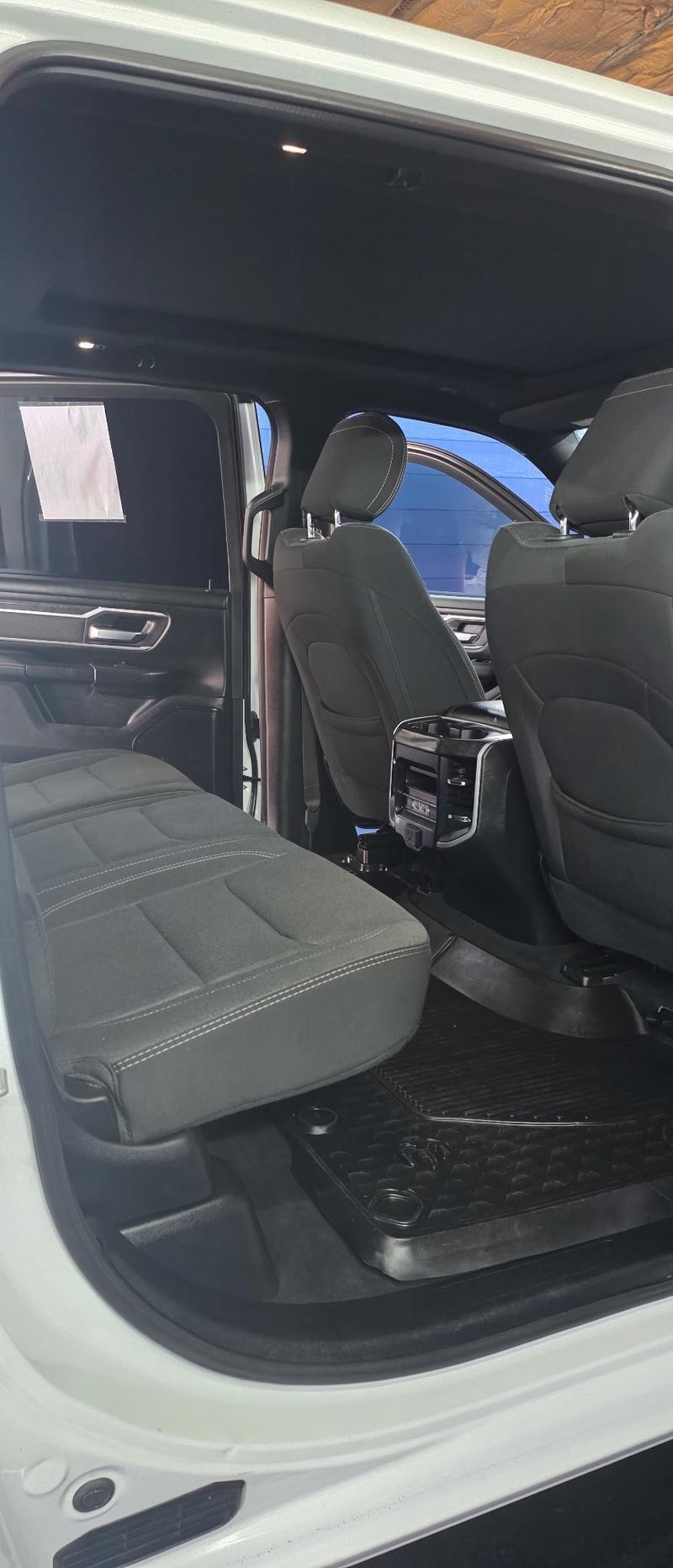 Ram 1500 Vehicle Full-screen Gallery Image 3