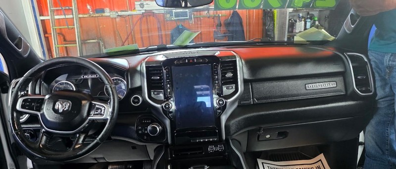 Ram 1500 Vehicle Full-screen Gallery Image 4