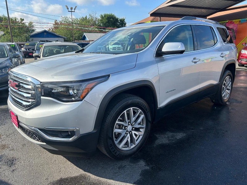 GMC Acadia Vehicle Full-screen Gallery Image 2