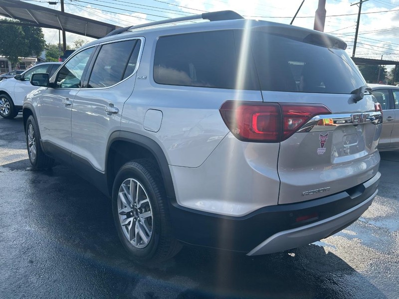 GMC Acadia Vehicle Full-screen Gallery Image 3