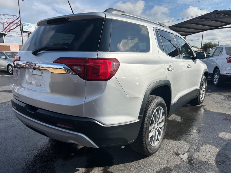 GMC Acadia Vehicle Full-screen Gallery Image 4