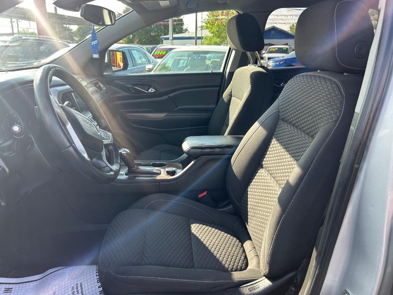 GMC Acadia Vehicle Full-screen Gallery Image 5