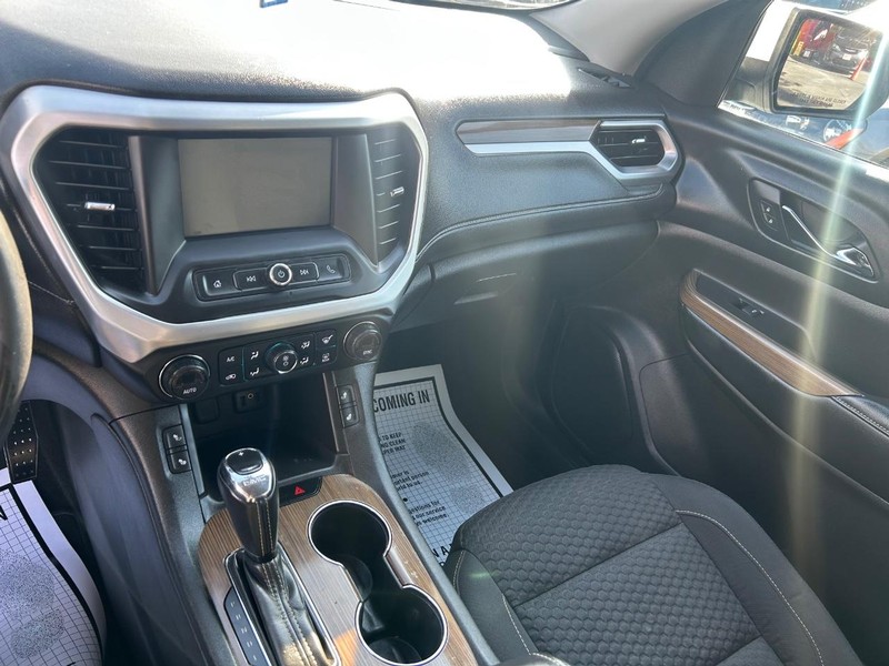 GMC Acadia Vehicle Full-screen Gallery Image 6
