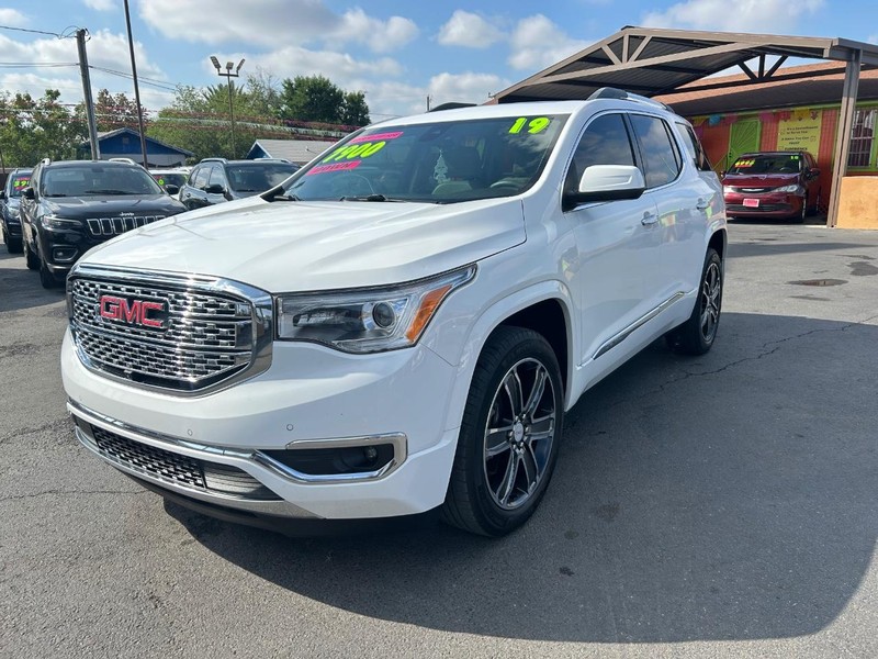 GMC Acadia Vehicle Full-screen Gallery Image 2