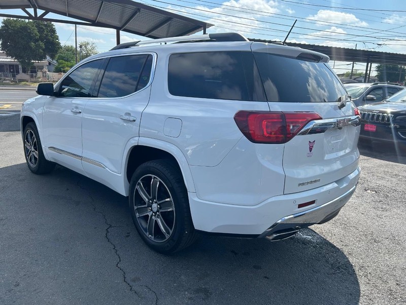 GMC Acadia Vehicle Full-screen Gallery Image 3