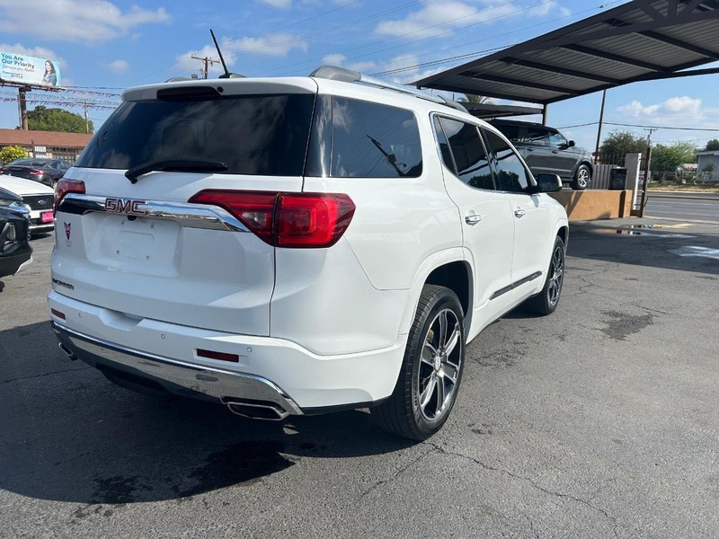 GMC Acadia Vehicle Full-screen Gallery Image 4