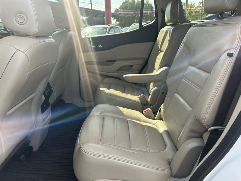 GMC Acadia Vehicle Full-screen Gallery Image 5