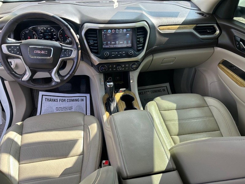 GMC Acadia Vehicle Full-screen Gallery Image 6