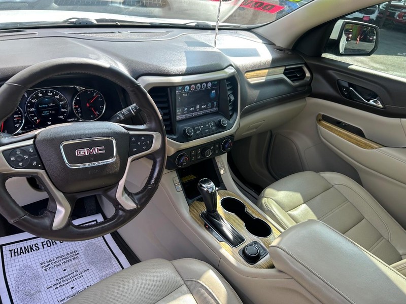 GMC Acadia Vehicle Full-screen Gallery Image 7