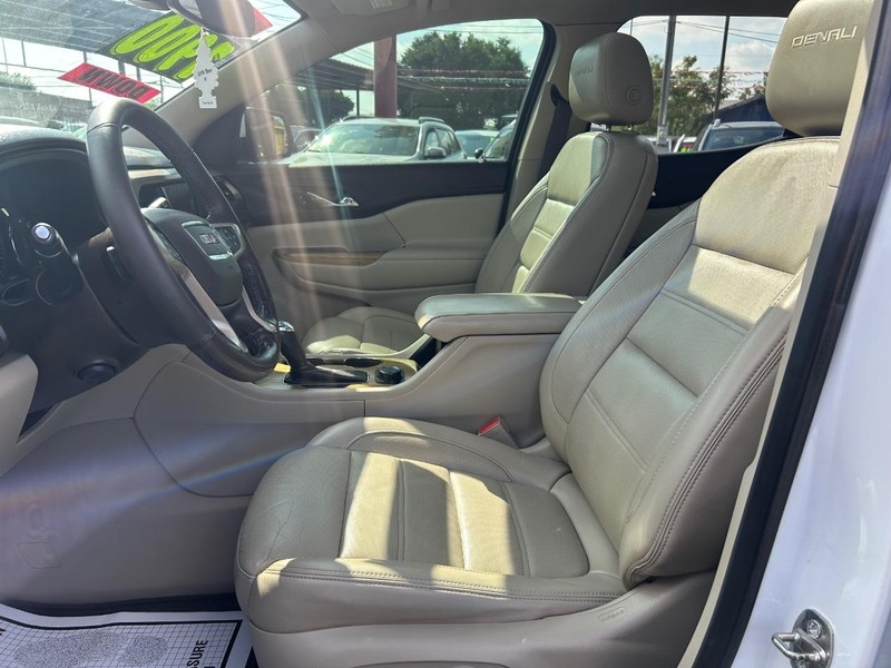 GMC Acadia Vehicle Full-screen Gallery Image 8