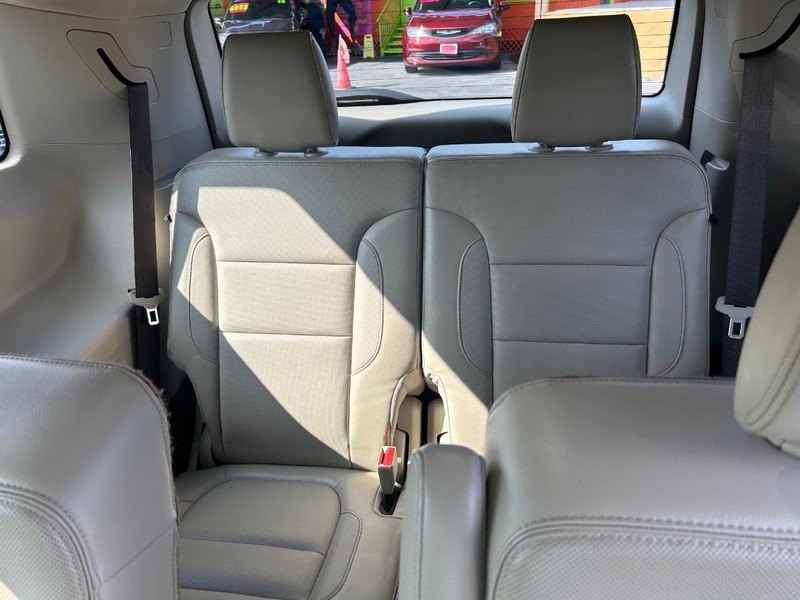 GMC Acadia Vehicle Full-screen Gallery Image 9