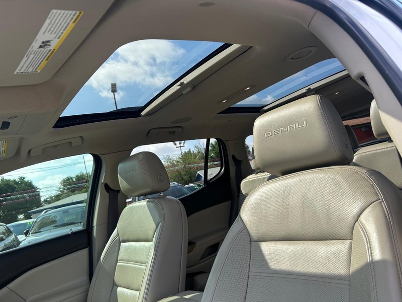 GMC Acadia Vehicle Full-screen Gallery Image 10