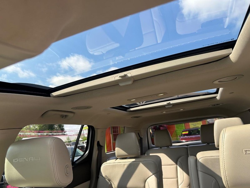 GMC Acadia Vehicle Full-screen Gallery Image 11