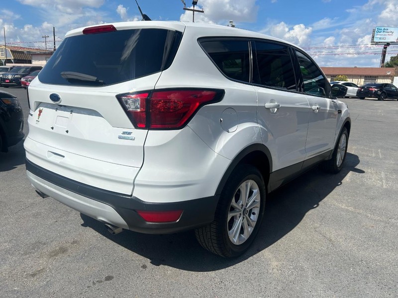 Ford Explorer Vehicle Full-screen Gallery Image 3