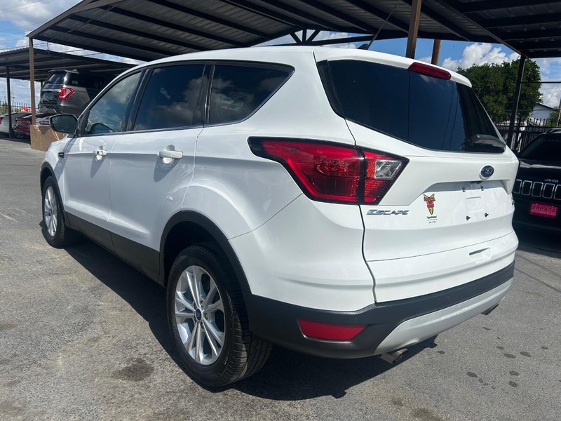 Ford Explorer Vehicle Full-screen Gallery Image 4